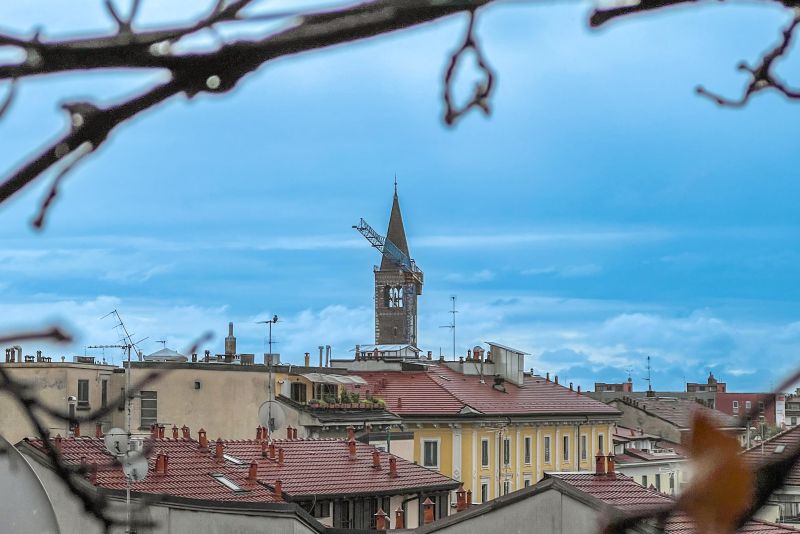 Delizioso piano alto con vista sulla città