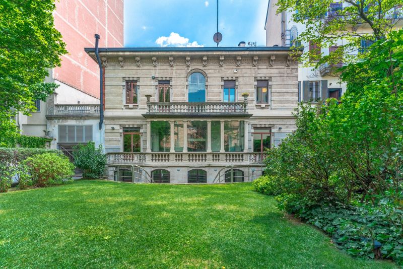 Prestigiosa villa con giardino