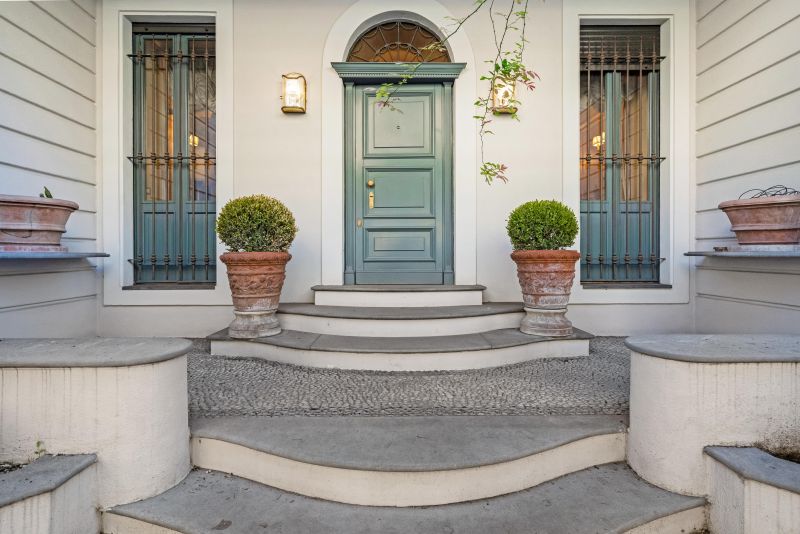 ESCLUSIVA VILLA CLASSICA CON GIARDINO, TERRAZZE E BOX